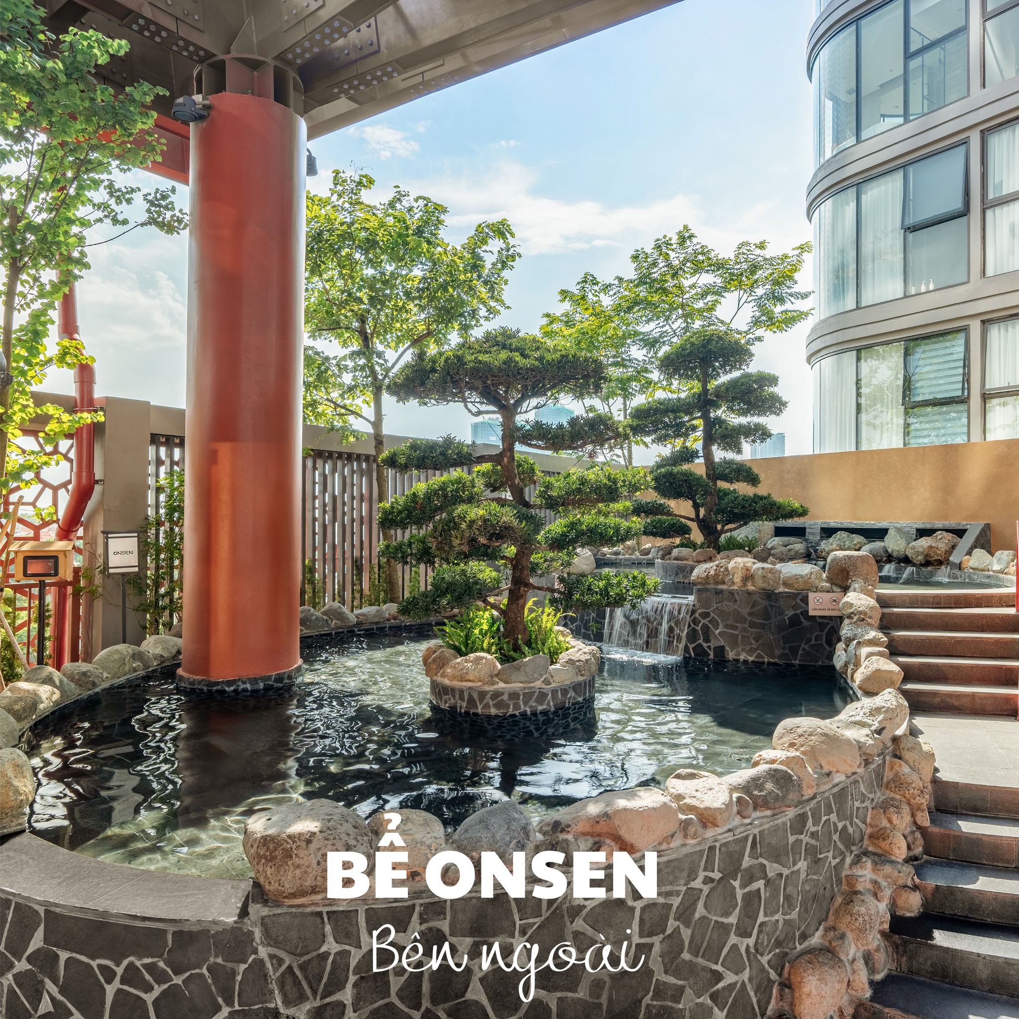 bể onsen bên ngoài
